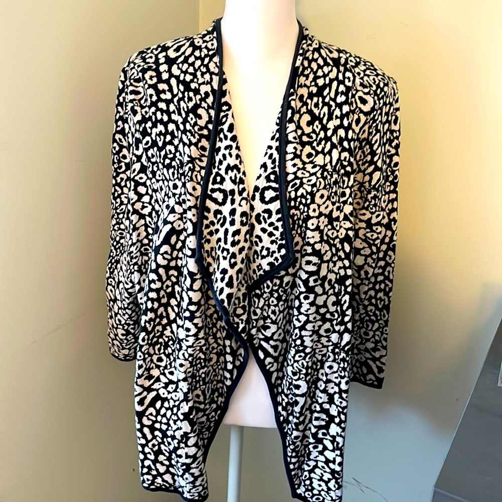 🚨FINAL PRICE 💸Black & white leopard waterfall cardigan